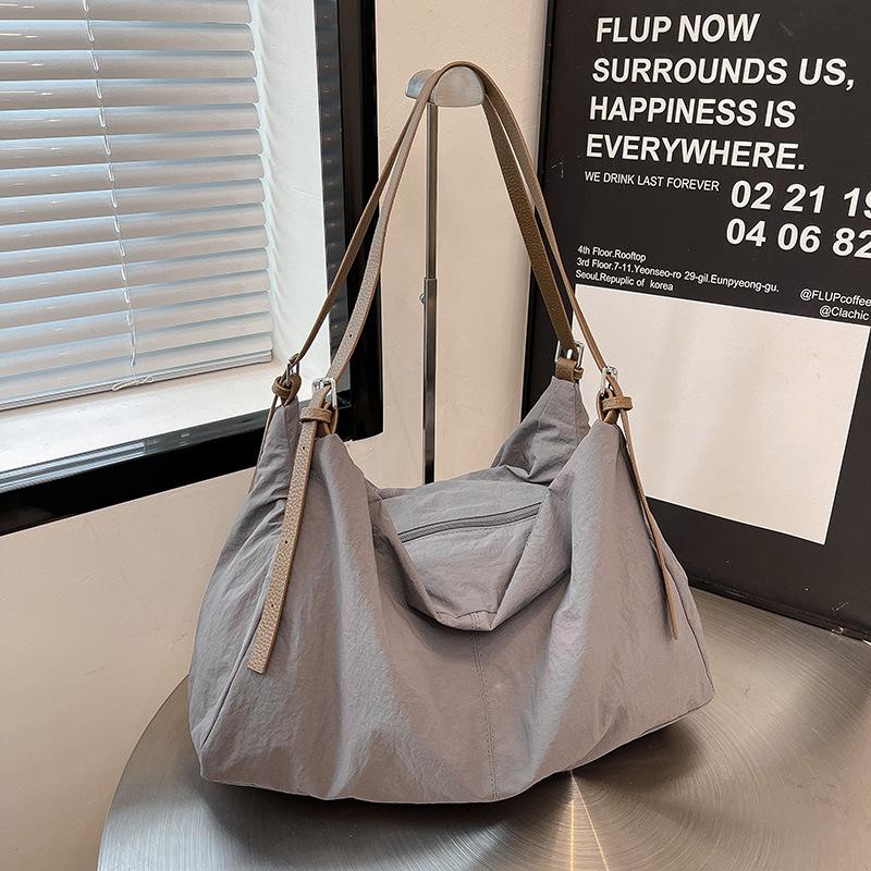 Canvas bag women s large-capacity autumn and winter leisure pleated shoulder messenger bag class commuter tote bag серый
Canvas bag women s large-capacity autumn and winter leisure pleated shoulder messenger bag class commuter tote bag серый