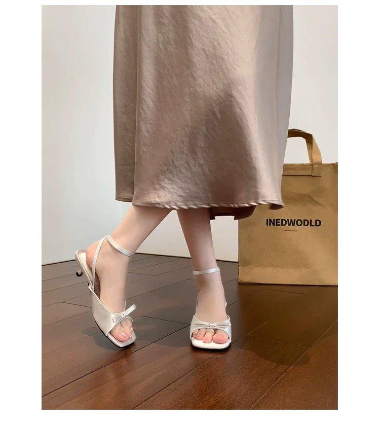 Летом 2024 года в моду войдет новая фея с квадратной головой, туфлями на высоком каблуке с бантом, тонкими каблуками и босоножками, подчеркивающими женственность. 42
Летом 2024 года в моду войдет новая фея с квадратной головой, туфлями на высоком каблуке с бантом, тонкими каблуками и босоножками, подчеркивающими женственность. 42