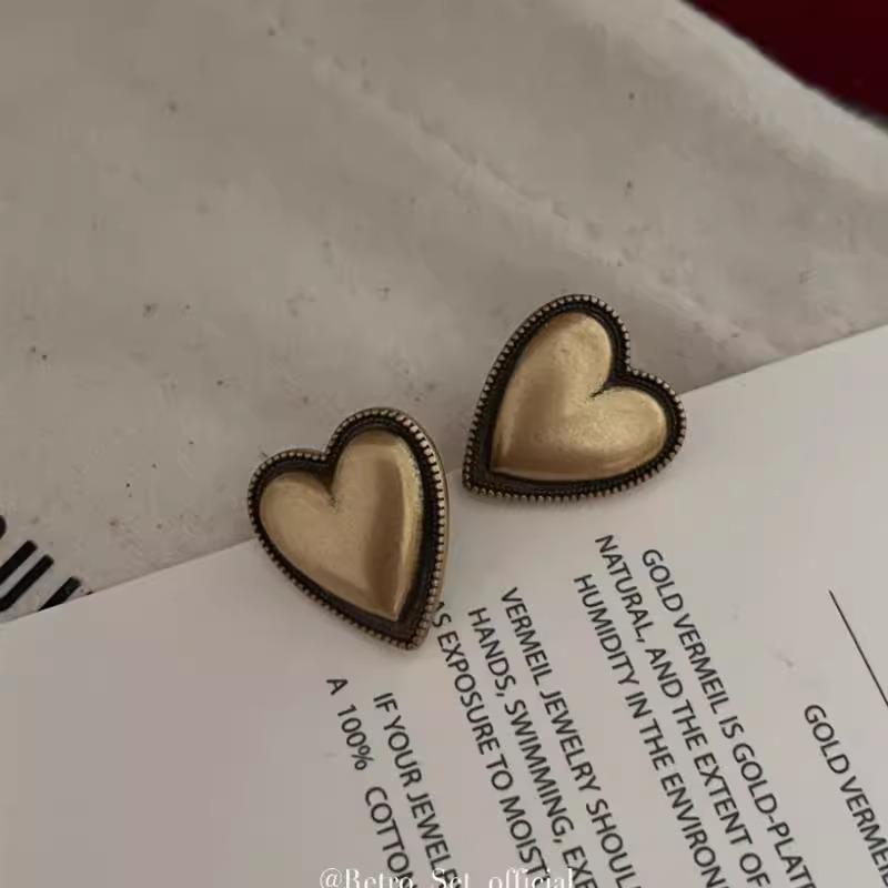 Retro Gold Heart Stud Earrings with Vintage Distressed Finish - Three-Dimensional High-End Peach Heart Design for Women, Autumn/Winter Collection
Retro Gold Heart Stud Earrings with Vintage Distressed Finish - Three-Dimensional High-End Peach Heart Design for Women, Autumn/Winter Collection