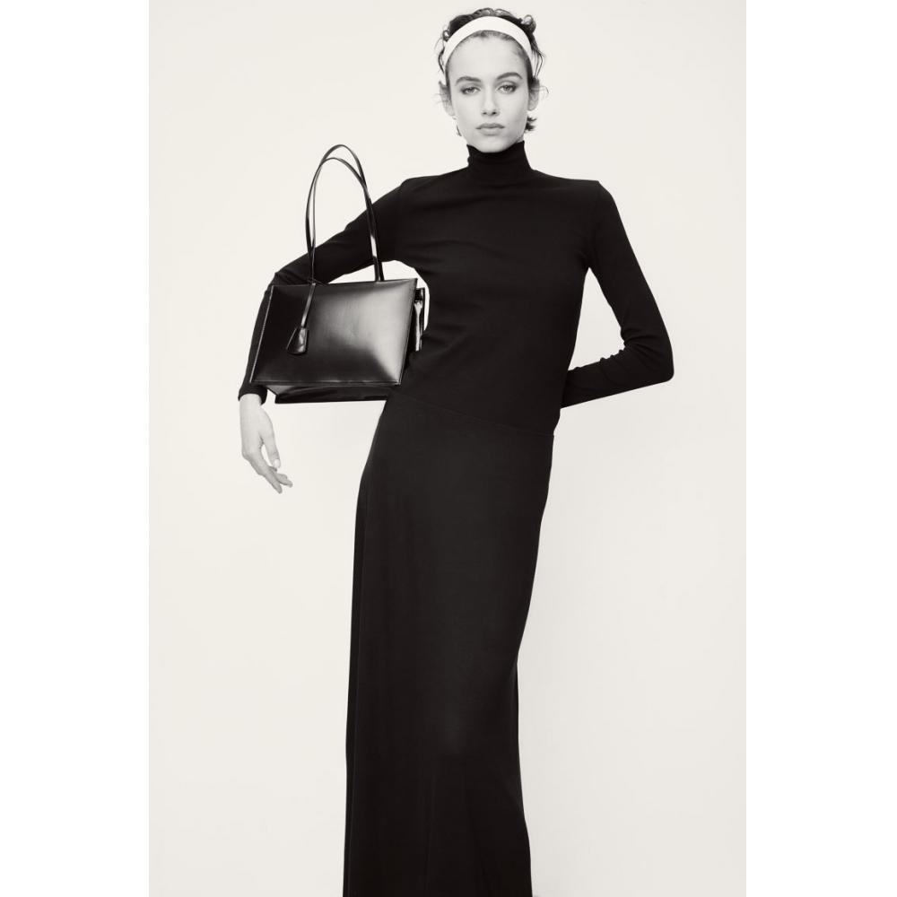 Рубашка макси HM Jersey черная
Рубашка макси HM Jersey черная