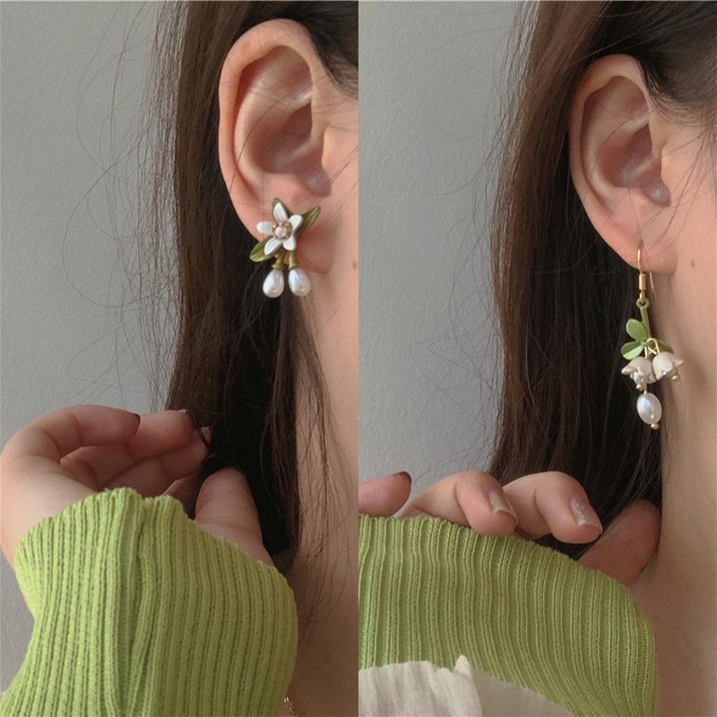 Fashion super fairy pearl flower leaf ear hook exquisite temperament earrings light luxury high sense versatile earrings women
Fashion super fairy pearl flower leaf ear hook exquisite temperament earrings light luxury high sense versatile earrings women
