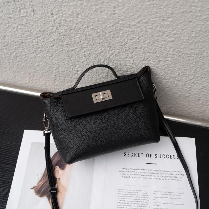 All-matching Retro Design Top-layer Cowhide 2026 Lock-up Fashionable Casual Commuting Portable One-shoulder Cross-body Bag 22cm
All-matching Retro Design Top-layer Cowhide 2026 Lock-up Fashionable Casual Commuting Portable One-shoulder Cross-body Bag 22cm