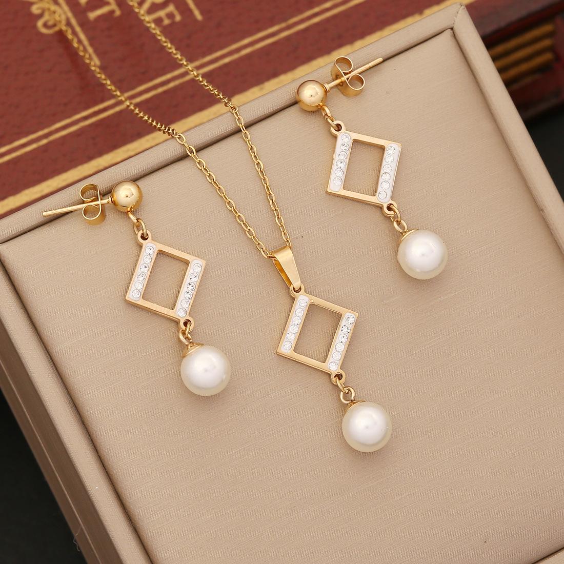New Western style jewelry, full diamond heart jewelry set, fashionable stainless steel necklace, elegant trendy neck ornament
New Western style jewelry, full diamond heart jewelry set, fashionable stainless steel necklace, elegant trendy neck ornament