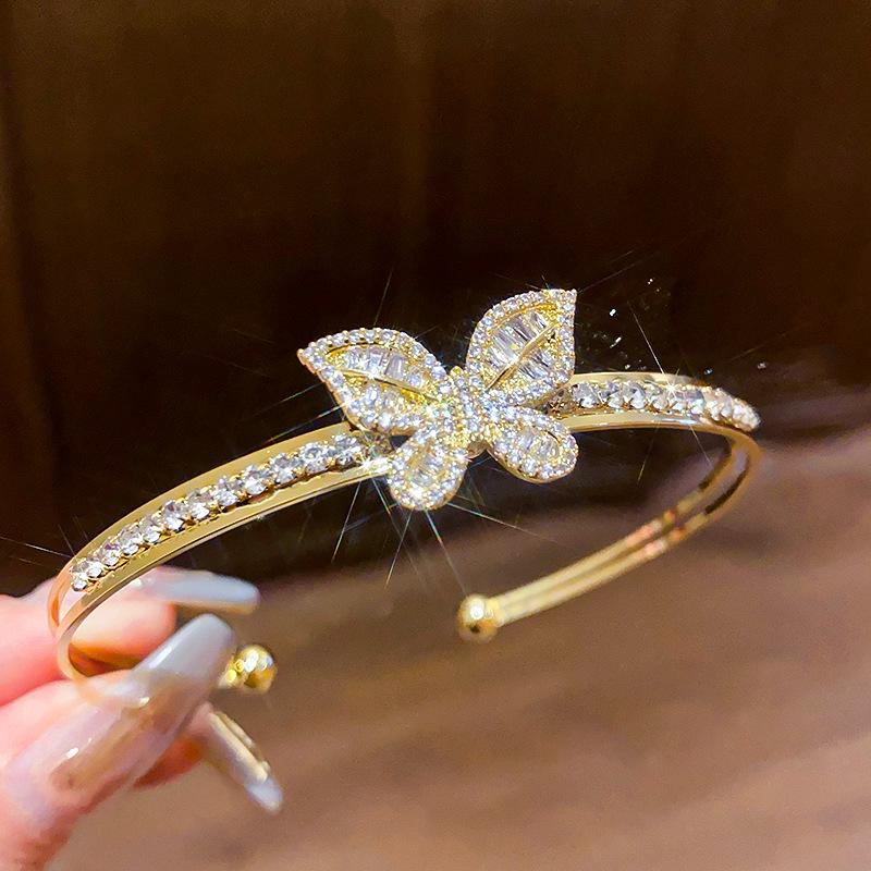 Gold-Plated Zircon Butterfly Open Bangle: Elegant & Versatile Luxury Bracelet
Gold-Plated Zircon Butterfly Open Bangle: Elegant & Versatile Luxury Bracelet