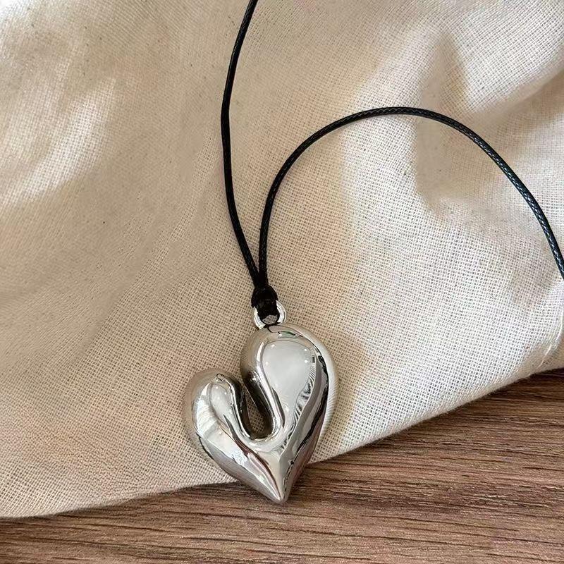 Long Heart Pull Black Cord Sweater Chain Simple Versatile Advanced Heart Pendant Necklace for Women
Long Heart Pull Black Cord Sweater Chain Simple Versatile Advanced Heart Pendant Necklace for Women