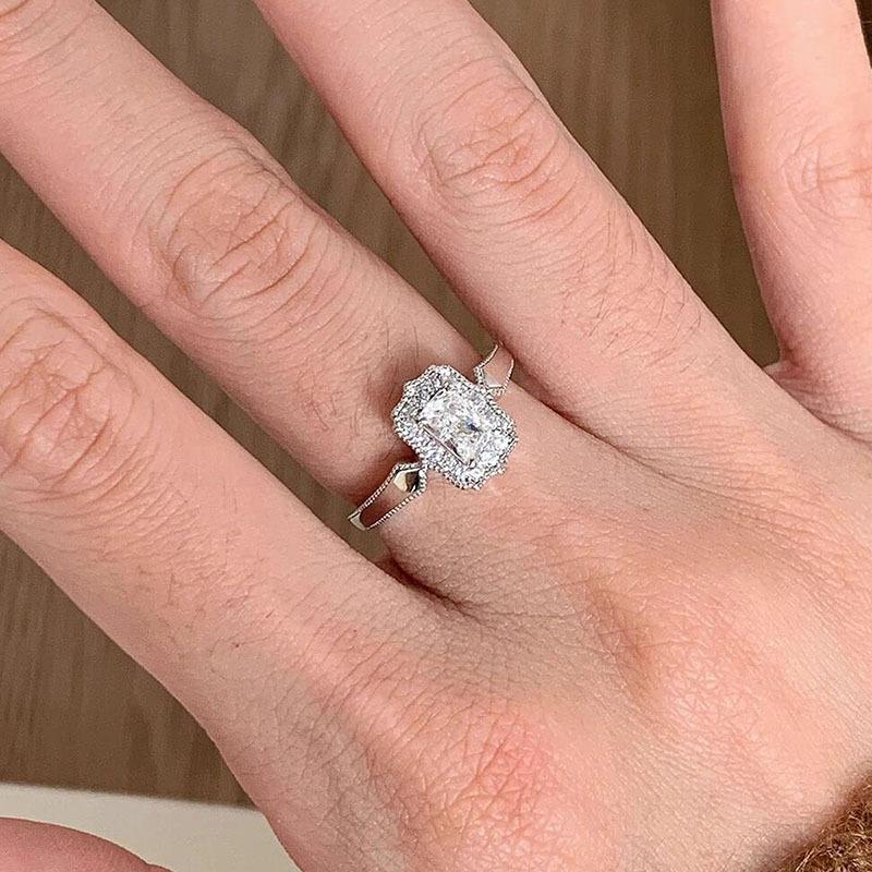 Exquisite and high-end inlay diamonds square ring with creative sparkling design rings for women adjustable wedding jewelry gift resizable серебряный
Exquisite and high-end inlay diamonds square ring with creative sparkling design rings for women adjustable wedding jewelry gift resizable серебряный