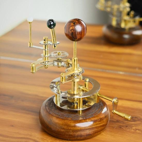 25,4 см Orrery Luxury Home Décor Модель солнечной системы Идеальный подарок на новоселье, Подарок для мужа, теллурион, Элегантный функциональный шедевр декора
25,4 см Orrery Luxury Home Décor Модель солнечной системы Идеальный подарок на новоселье, Подарок для мужа, теллурион, Элегантный функциональный шедевр декора