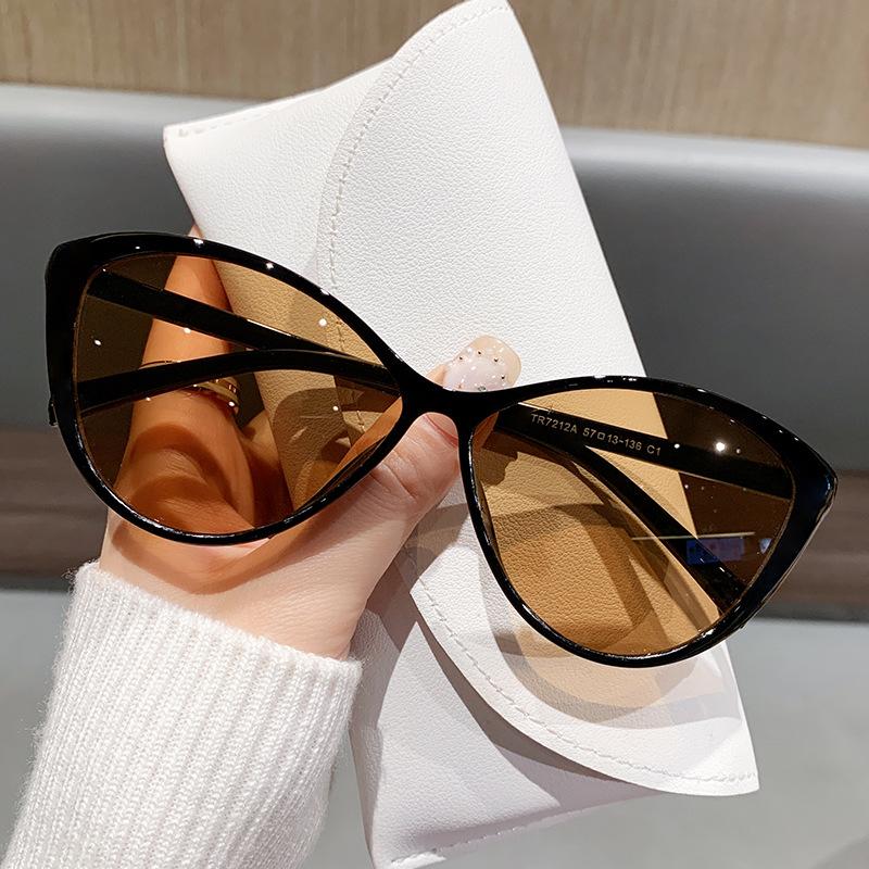 1PC Unisex Simple Anti-Wind Solid Color Cat Eye Frame Fashion Glasses Suitable for Daily Commuting And All Face Types
1PC Unisex Simple Anti-Wind Solid Color Cat Eye Frame Fashion Glasses Suitable for Daily Commuting And All Face Types