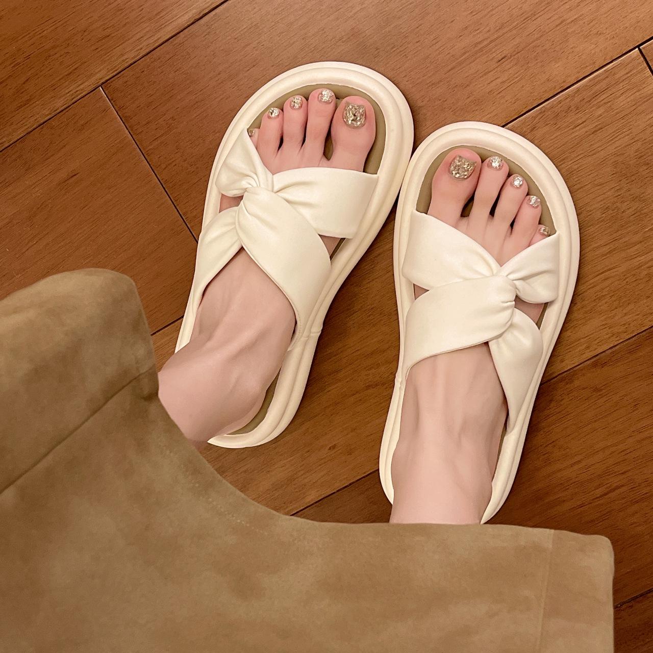 Stepping on shit feeling thick-soled slippers women s 2025 spring and summer new color matching cross-band outer wear fashion beach sandals one 35
Stepping on shit feeling thick-soled slippers women s 2025 spring and summer new color matching cross-band outer wear fashion beach sandals one 35