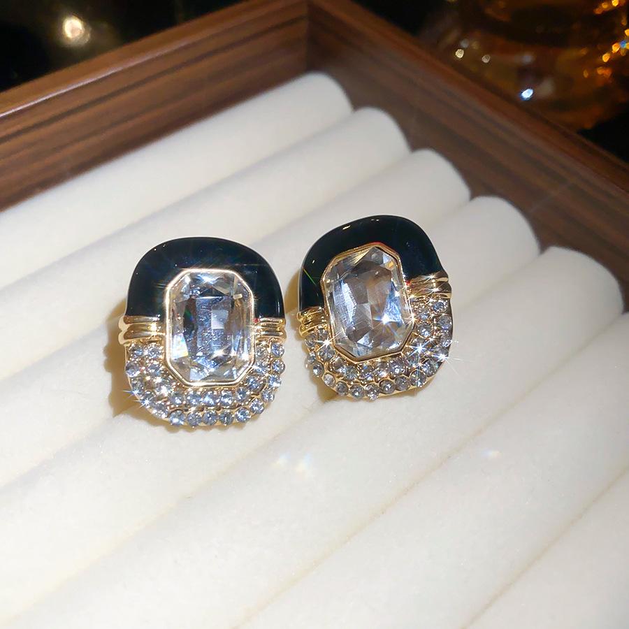 Retro Zircon Square Stud Earrings: Luxurious Silver Needle Design for Autumn/Winter
Retro Zircon Square Stud Earrings: Luxurious Silver Needle Design for Autumn/Winter