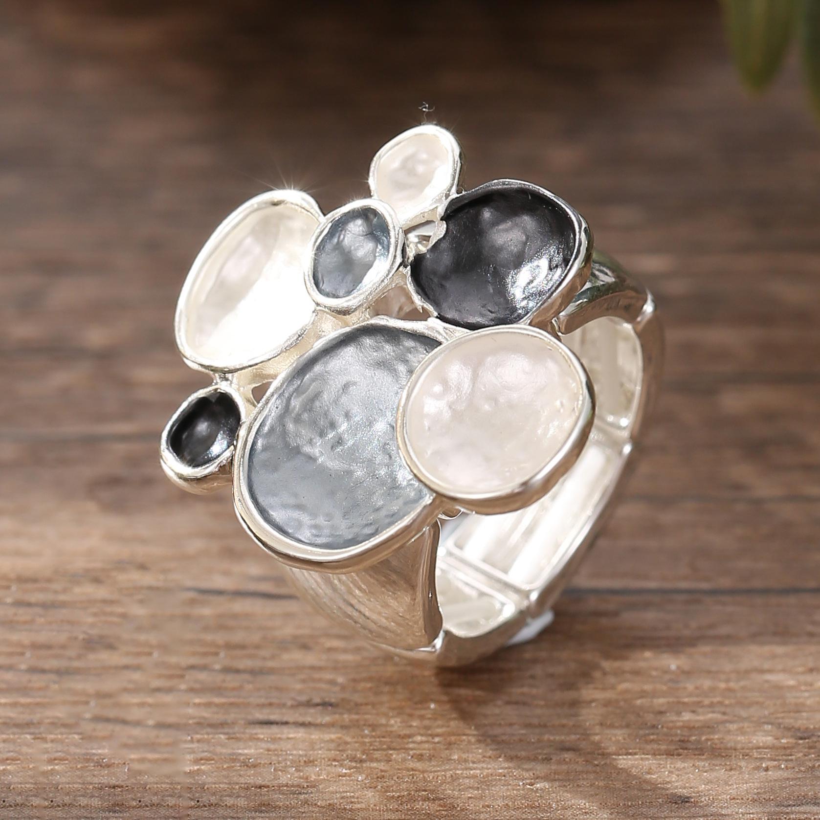 Эмалированное геометрическое овальное кольцо-резинка с цветком, высококлассное женское универсальное кольцо с цветком Elastic adjustable
Эмалированное геометрическое овальное кольцо-резинка с цветком, высококлассное женское универсальное кольцо с цветком Elastic adjustable