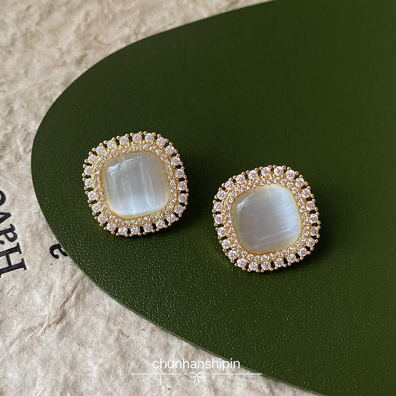 Korean light luxury high-end small fragrant wind stud earrings women s fashion square opal earrings mosquito coil disc earclips without earholes
Korean light luxury high-end small fragrant wind stud earrings women s fashion square opal earrings mosquito coil disc earclips without earholes