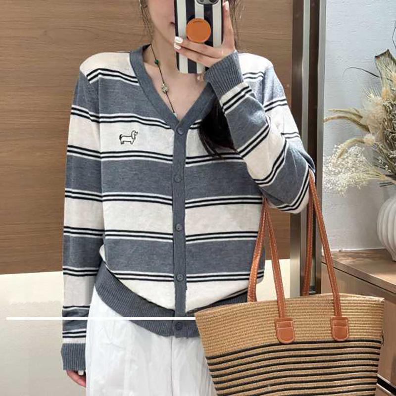 Women s 2025 Autumn Temperamental Colorblock Striped Merino Wool V-Neck Embroidered Cardigan One Size (suitable for 45-62.5 kg)
Women s 2025 Autumn Temperamental Colorblock Striped Merino Wool V-Neck Embroidered Cardigan One Size (suitable for 45-62.5 kg)