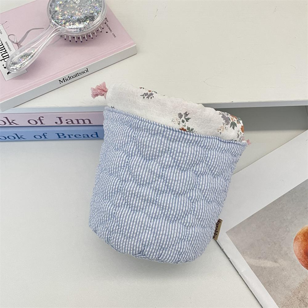 Splicing Design Ladies Storage Bag Flower Prints Female Cosmetic Bags Quilted Love Striped Women s Portable Drawstring Wash Bag
Splicing Design Ladies Storage Bag Flower Prints Female Cosmetic Bags Quilted Love Striped Women s Portable Drawstring Wash Bag