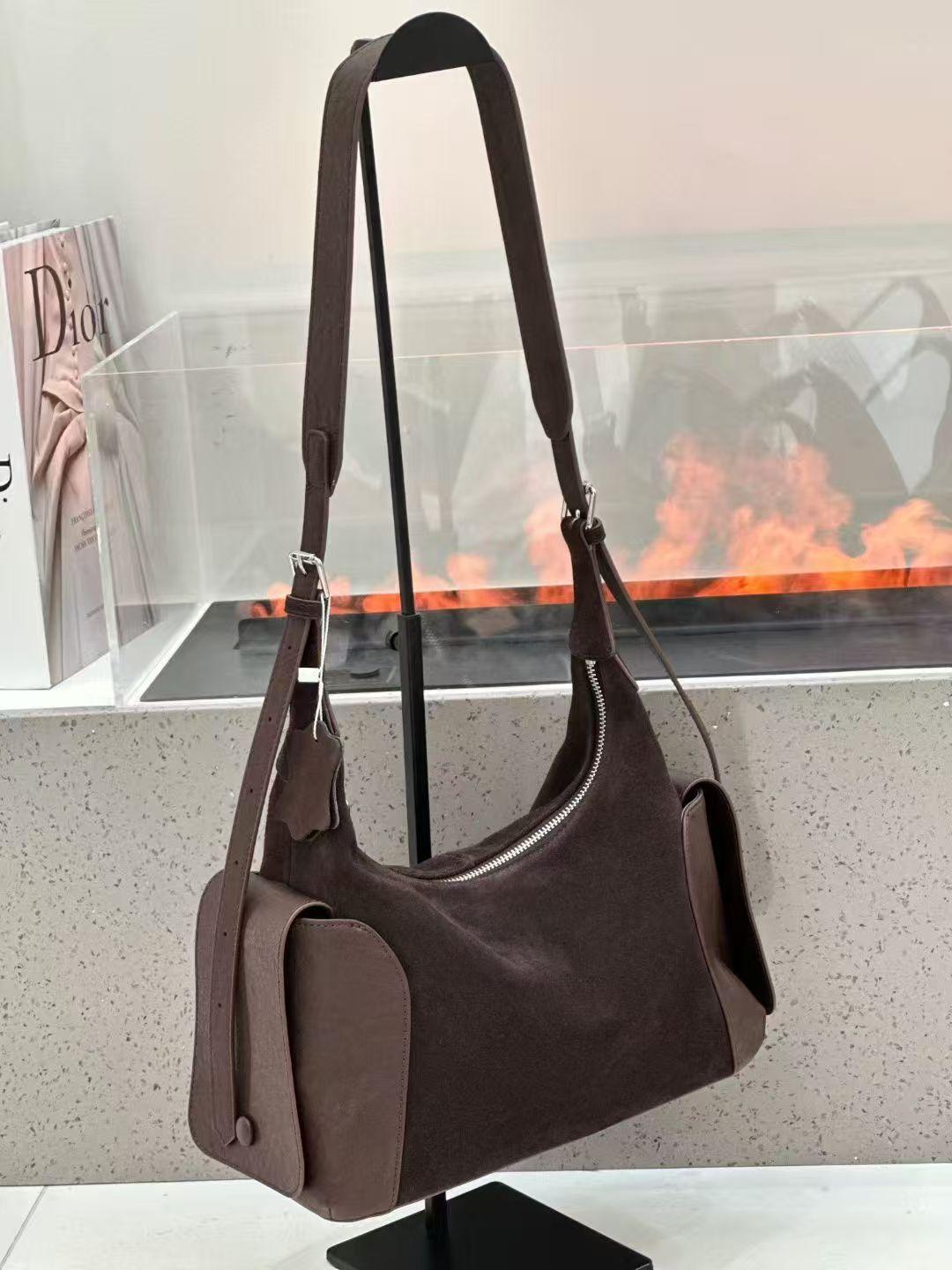 2025 Early New High-quality One-shoulder Cross-body Hobo Star Matching All-matching Fashionable Multi-pocket Motorcycle Bag 29x11x31 кавовий
2025 Early New High-quality One-shoulder Cross-body Hobo Star Matching All-matching Fashionable Multi-pocket Motorcycle Bag 29x11x31 кавовий
