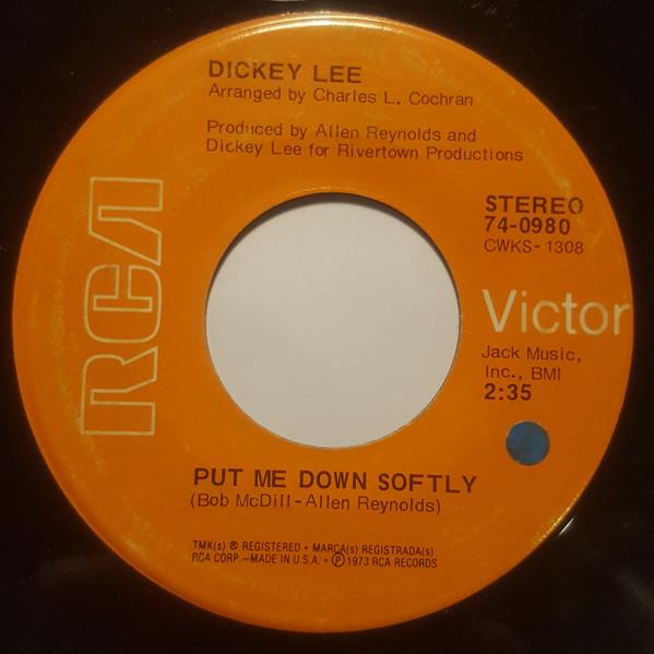 7inch Record DICKEY LEE - Put Me Down Softly / If She Turns U 740980 RCA Victor 1973 US Folk Used
7inch Record DICKEY LEE - Put Me Down Softly / If She Turns U 740980 RCA Victor 1973 US Folk Used