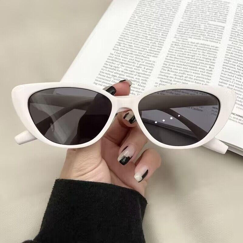 1pcs women s vintage narrow cat-eye glasses, high-point design, slim & elegant. Perfect for daily, brunch & weekend outings.
1pcs women s vintage narrow cat-eye glasses, high-point design, slim & elegant. Perfect for daily, brunch & weekend outings.