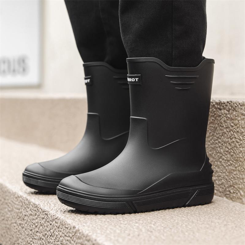 Модная водонепроницаемая дождевая обувь мужская уличная нескользящая и износостойкая водная обувь флисовая теплая и удобная дождевая резиновая обувь средней высоты 39 чёрный