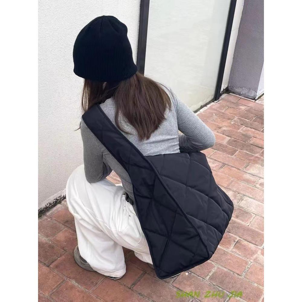 Foreign order large-capacity cotton clothes bag women s 2024 autumn and winter new commuter underarm shoulder bag light Korean version tote bag чорний
Foreign order large-capacity cotton clothes bag women s 2024 autumn and winter new commuter underarm shoulder bag light Korean version tote bag чорний