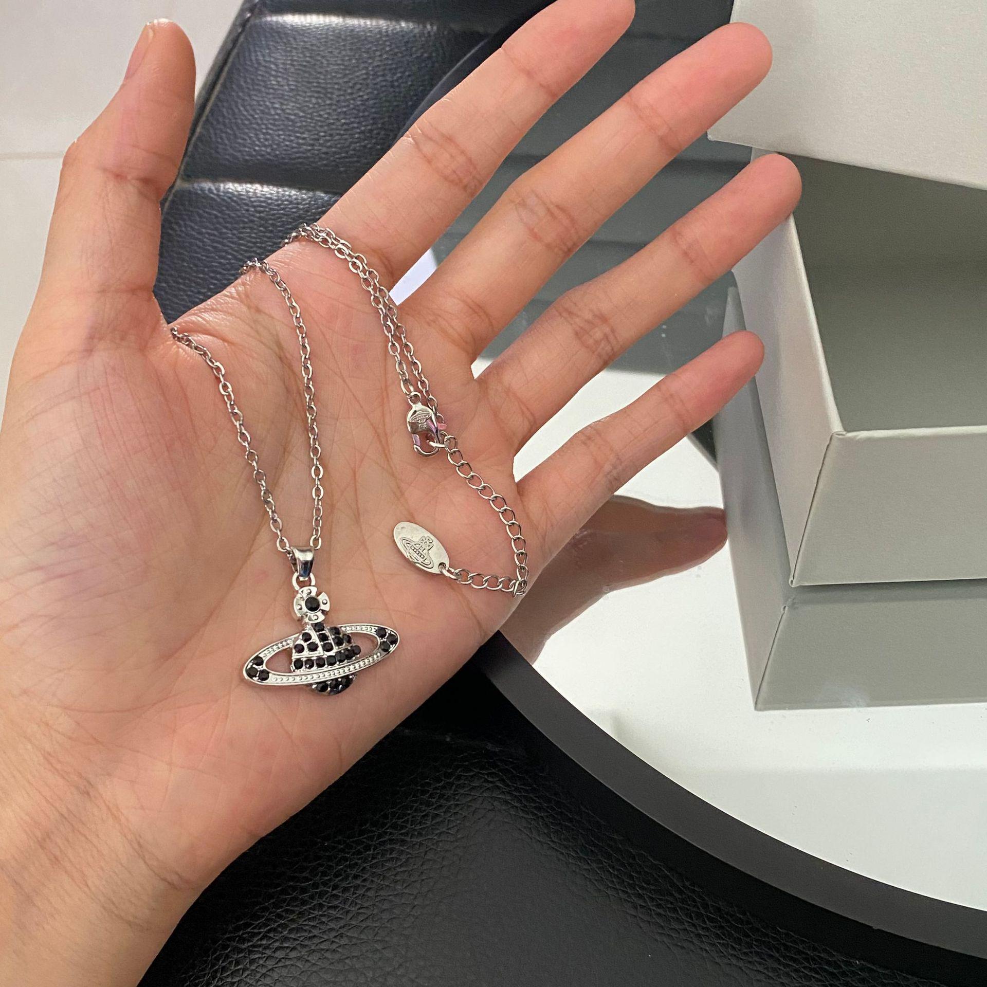 Високоякісне срібне кольє з рожевим діамантом від імператриці-матері з ланцюжком Сатурн
Високоякісне срібне кольє з рожевим діамантом від імператриці-матері з ланцюжком Сатурн