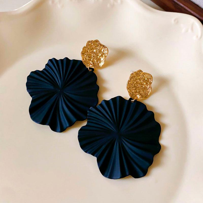 Silver Needle Black Mint Leaf Earrings New European and American stud earrings Temperament Advanced Earrings Women
Silver Needle Black Mint Leaf Earrings New European and American stud earrings Temperament Advanced Earrings Women