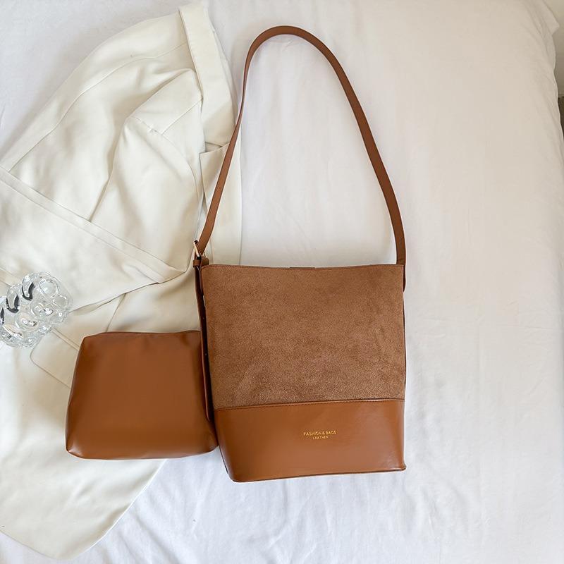 Frosted bucket bag, women s high-end commuting shoulder underarm bag, large-capacity lazy and relaxed mother and child tote bag. світло-коричневого кольору
Frosted bucket bag, women s high-end commuting shoulder underarm bag, large-capacity lazy and relaxed mother and child tote bag. світло-коричневого кольору