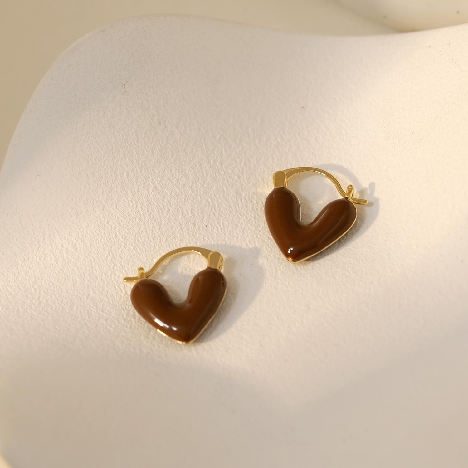 Элегантные эмалевые каффы в форме сердца: Модные белые французские серьги для женщин
Элегантные эмалевые каффы в форме сердца: Модные белые французские серьги для женщин