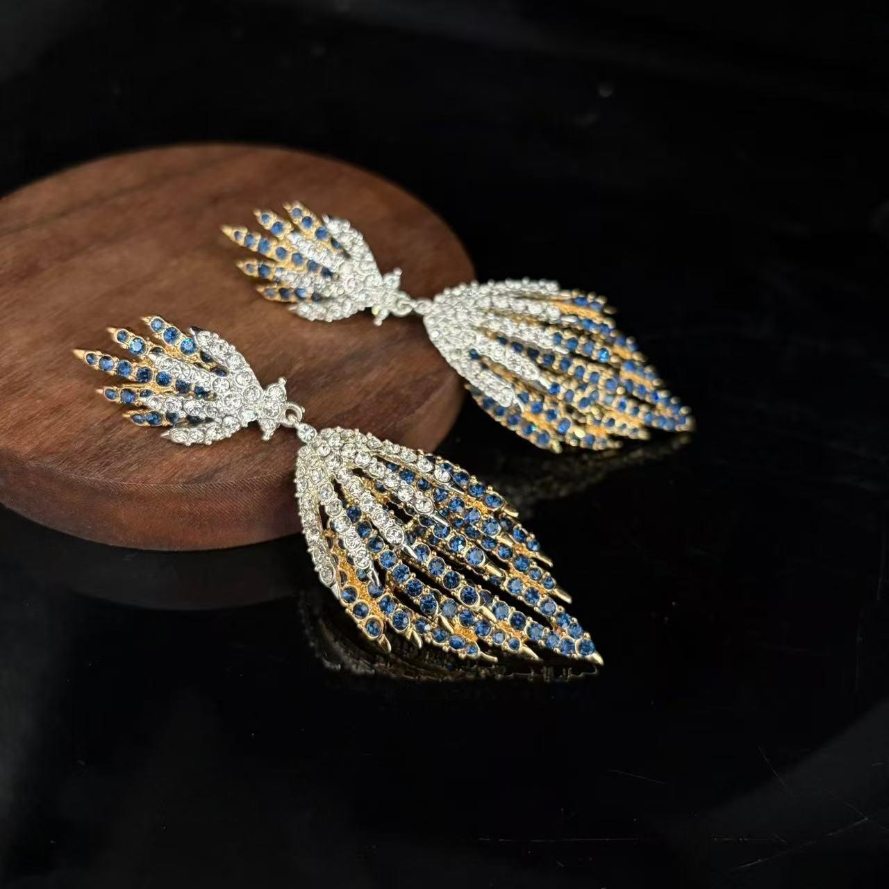 Hot-Selling Fashion Light Luxury Earrings, Multi-Color Diamond Leaf Earrings, Elegant Design Banquet Earrings
Hot-Selling Fashion Light Luxury Earrings, Multi-Color Diamond Leaf Earrings, Elegant Design Banquet Earrings