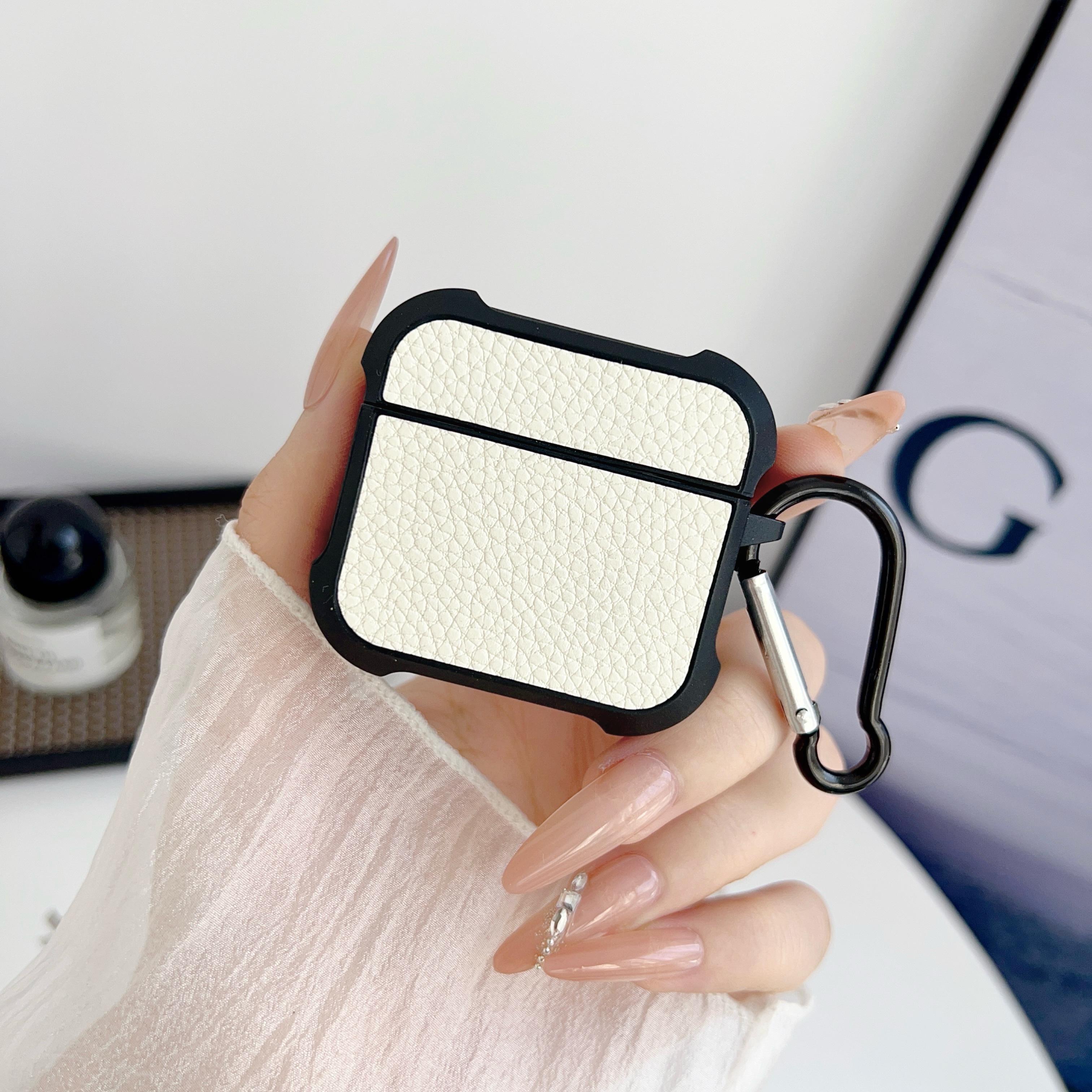 NEW Earphone Protector Case For Apple AirPods 4 3 2 Pro3 Pro2 with Anti-lost Carabiner Lychee Leather TPU Anti-Drop Secure Cover For airpods Pro3 білий
NEW Earphone Protector Case For Apple AirPods 4 3 2 Pro3 Pro2 with Anti-lost Carabiner Lychee Leather TPU Anti-Drop Secure Cover For airpods Pro3 білий