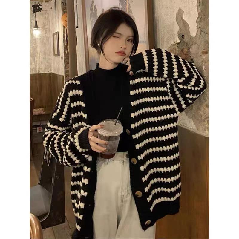 Вязаный кардиган осенне-зимняя одежда новая модель с ленивым ветром в полоску V-образный вырез утолщенная куртка-свитер женская one size fits all чёрный
Вязаный кардиган осенне-зимняя одежда новая модель с ленивым ветром в полоску V-образный вырез утолщенная куртка-свитер женская one size fits all чёрный