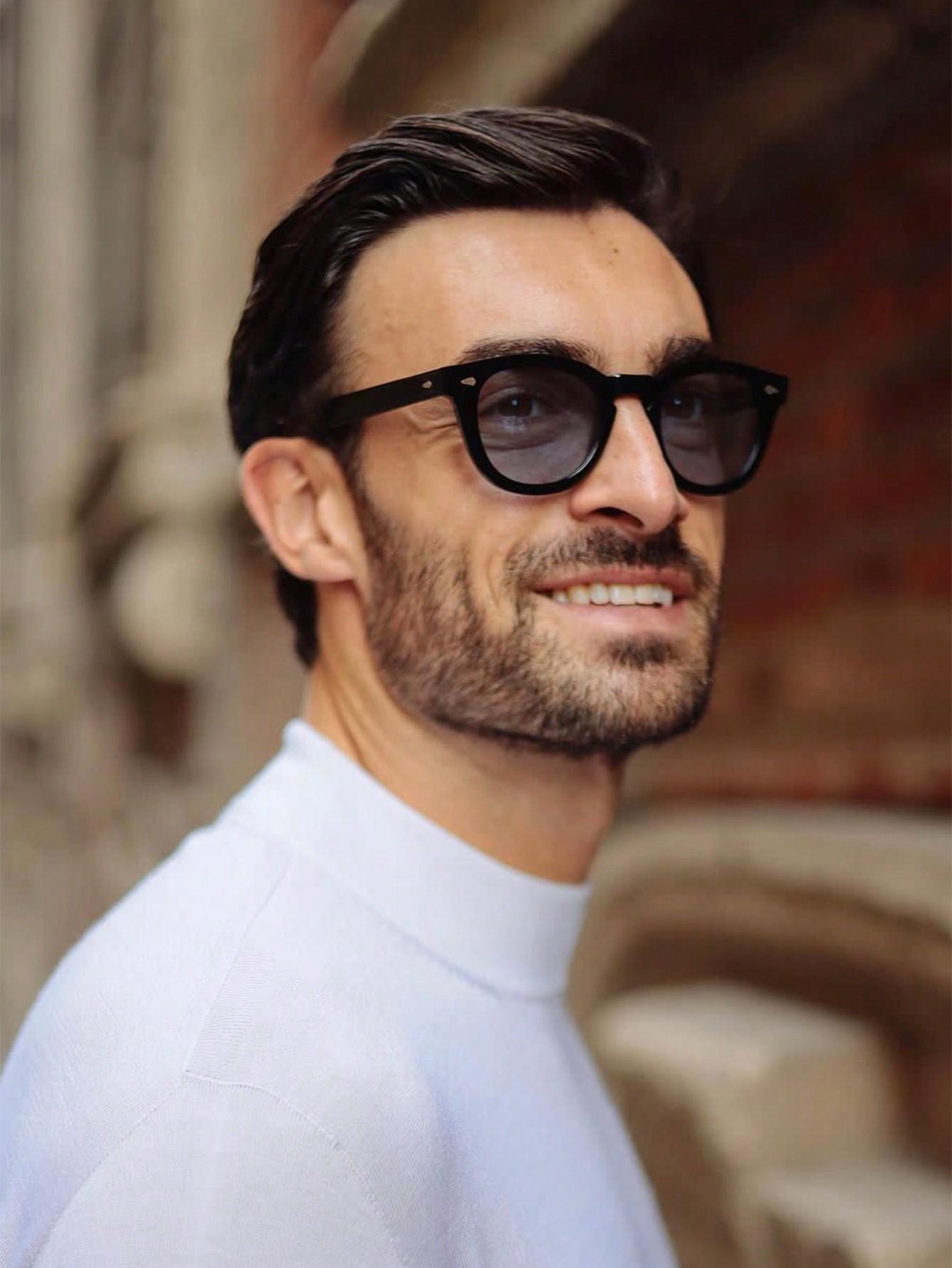 A pair of men s trendy retro ocean-colored square-round frame glasses, stylish and classic, casual and versatile, suitable for d синий
A pair of men s trendy retro ocean-colored square-round frame glasses, stylish and classic, casual and versatile, suitable for d синий