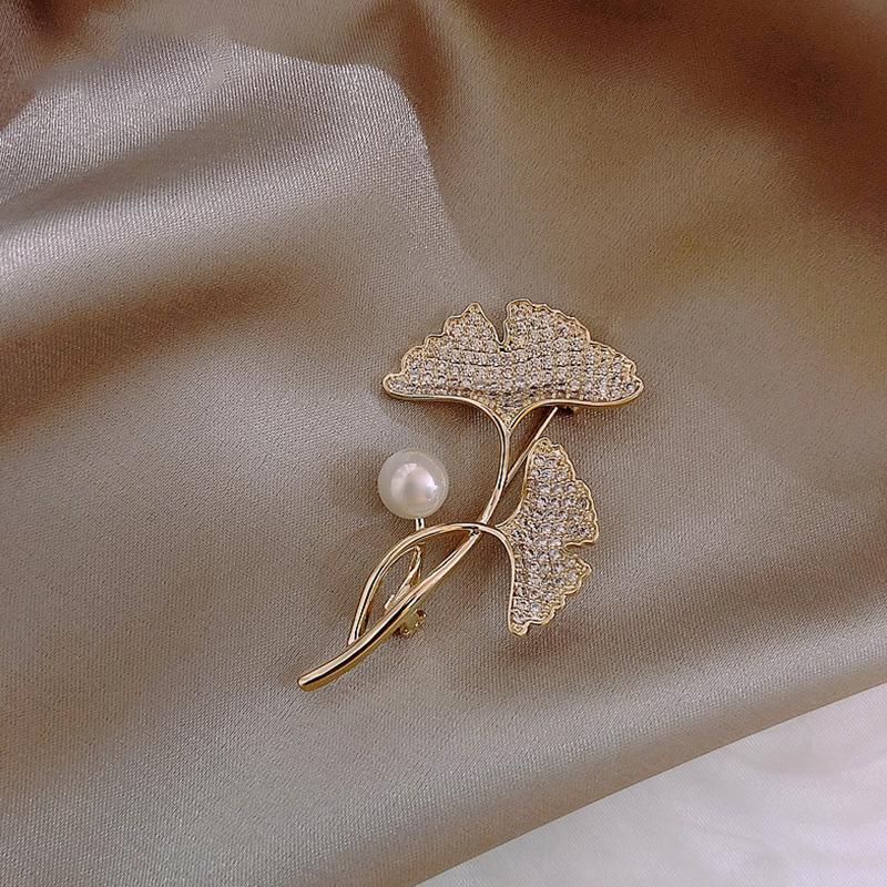 Ginkgo biloba brooch women s high-end pearl pin anti-light design high-end fixed clothes corsage decoration
Ginkgo biloba brooch women s high-end pearl pin anti-light design high-end fixed clothes corsage decoration