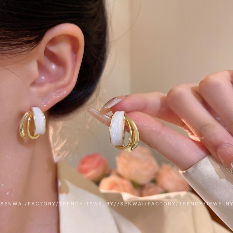 New white curved texture earrings women s light luxury temperament drip glaze personalized stud earrings retro simple earrings
New white curved texture earrings women s light luxury temperament drip glaze personalized stud earrings retro simple earrings