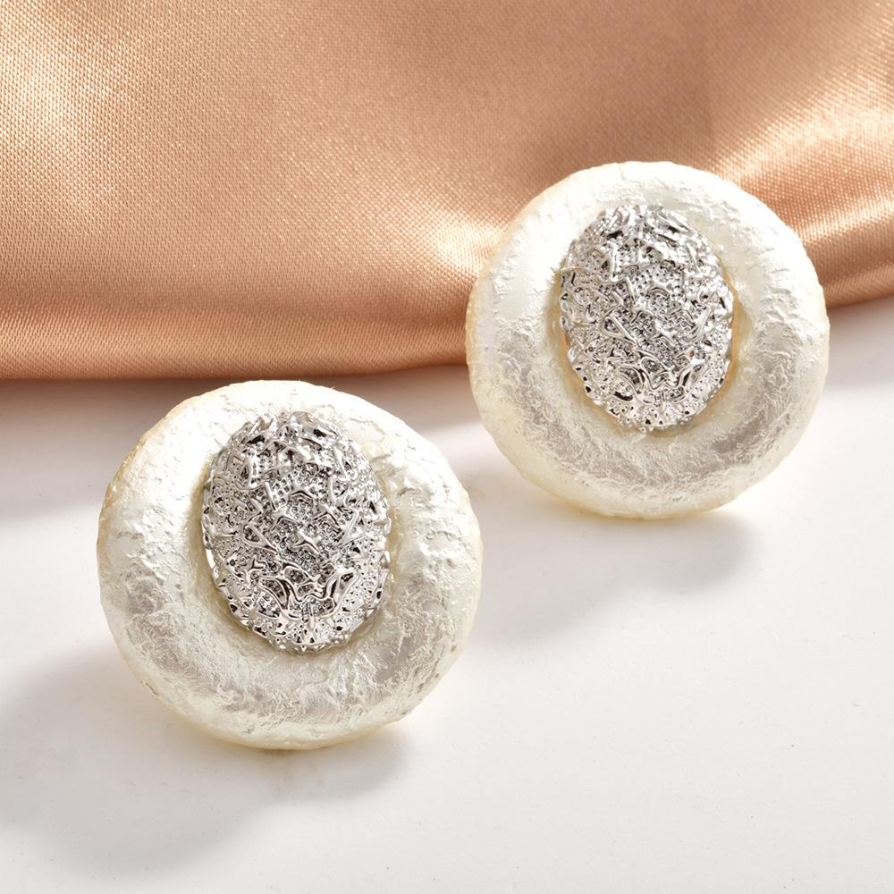 Niche design medieval vintage grain pattern pearl ring stud earrings elegant high-end temperament fashion earrings
Niche design medieval vintage grain pattern pearl ring stud earrings elegant high-end temperament fashion earrings