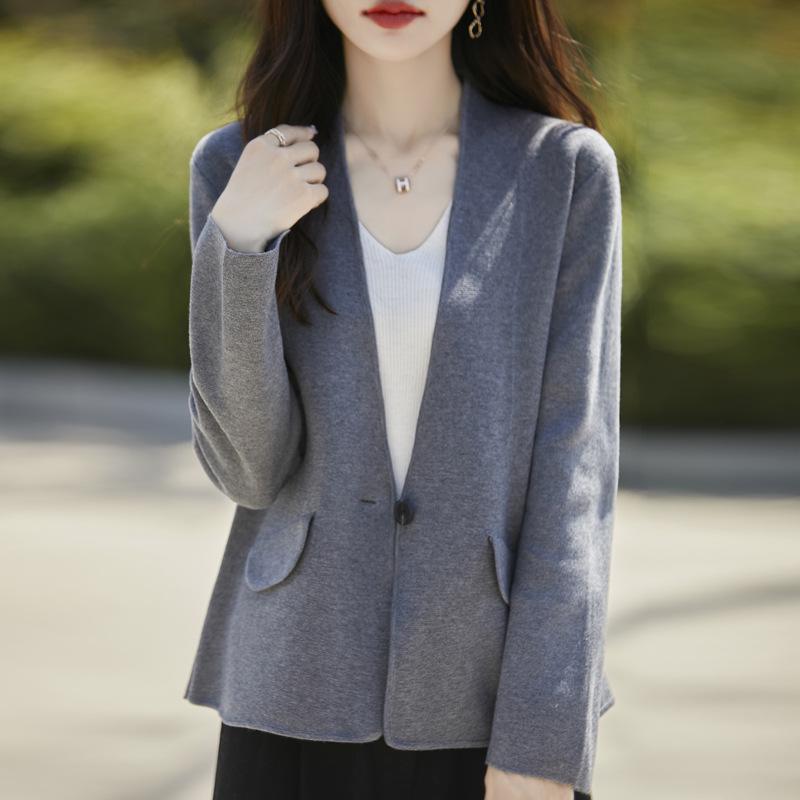 Chic V-Neck Cardigan Coat: Women s Spring/Autumn Slim Fit, Versatile Fashion L (suitable for 52.5-62.5kg)
Chic V-Neck Cardigan Coat: Women s Spring/Autumn Slim Fit, Versatile Fashion L (suitable for 52.5-62.5kg)