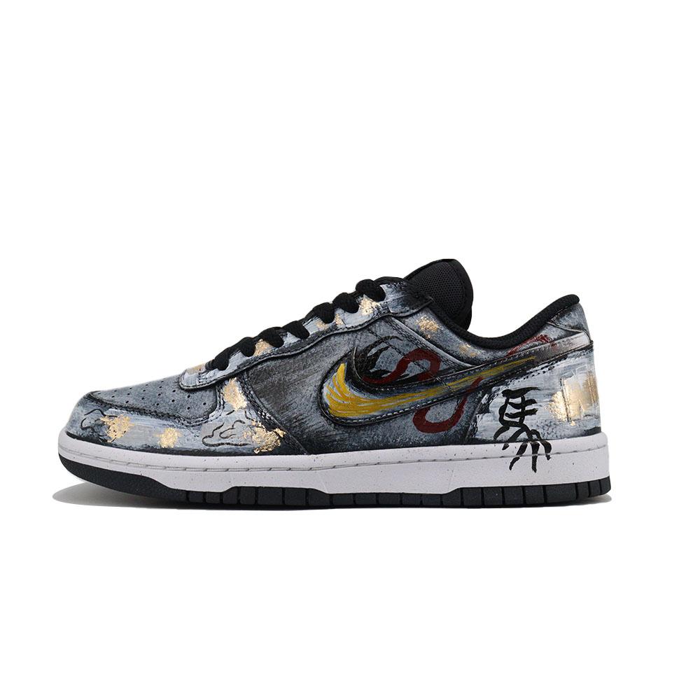 Nike Big Seven Point Adjustment, Gilded Ink Horse Low top Skateboard Shoes Men s Black Gold 355152-016(Team1706-) 44
Nike Big Seven Point Adjustment, Gilded Ink Horse Low top Skateboard Shoes Men s Black Gold 355152-016(Team1706-) 44