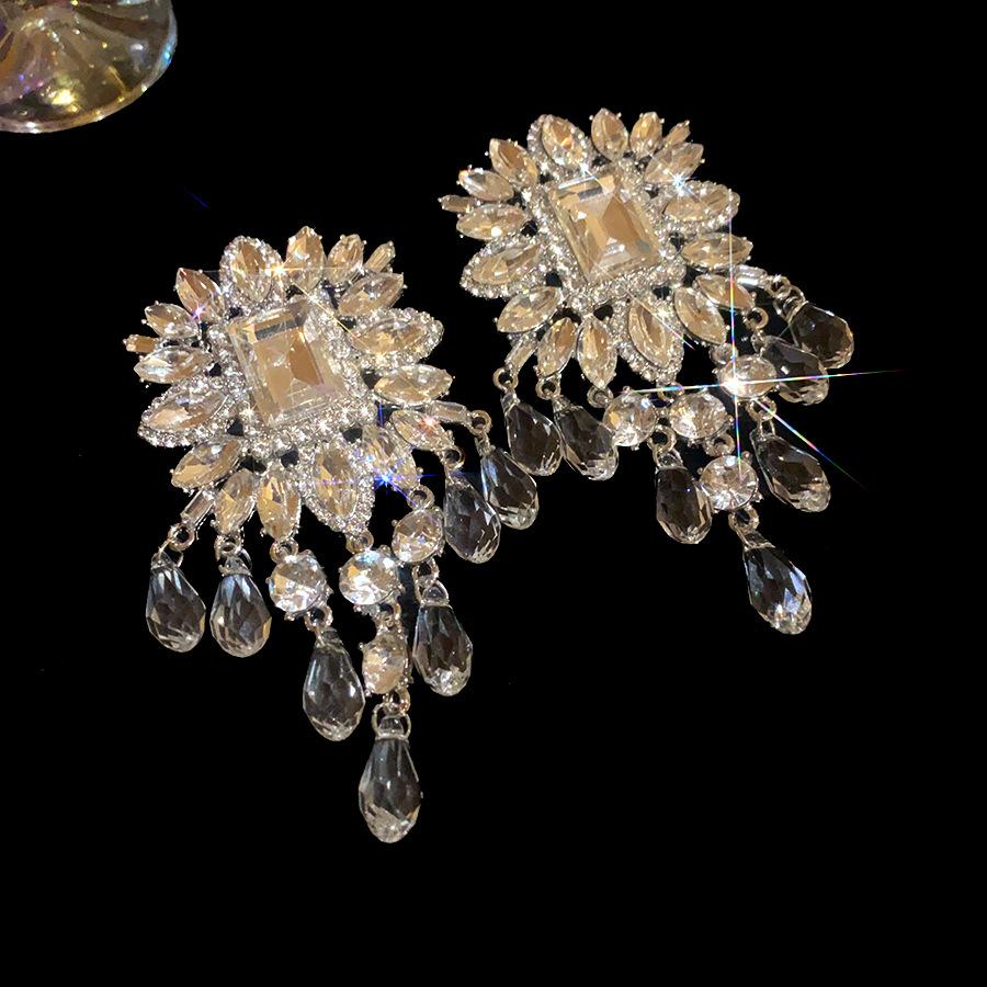 Silver needle with diamonds, square glass beads, fringed earrings, European and American exaggerated earrings, cold wind, high-end earrings, women
Silver needle with diamonds, square glass beads, fringed earrings, European and American exaggerated earrings, cold wind, high-end earrings, women