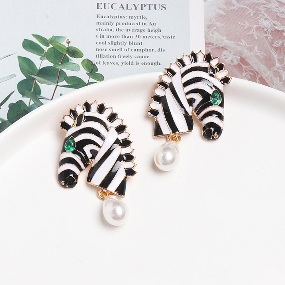 Fashion and creative design, drip oil personality, zebra and small animal design, rhinestone inlaid pearl earrings for women
Fashion and creative design, drip oil personality, zebra and small animal design, rhinestone inlaid pearl earrings for women