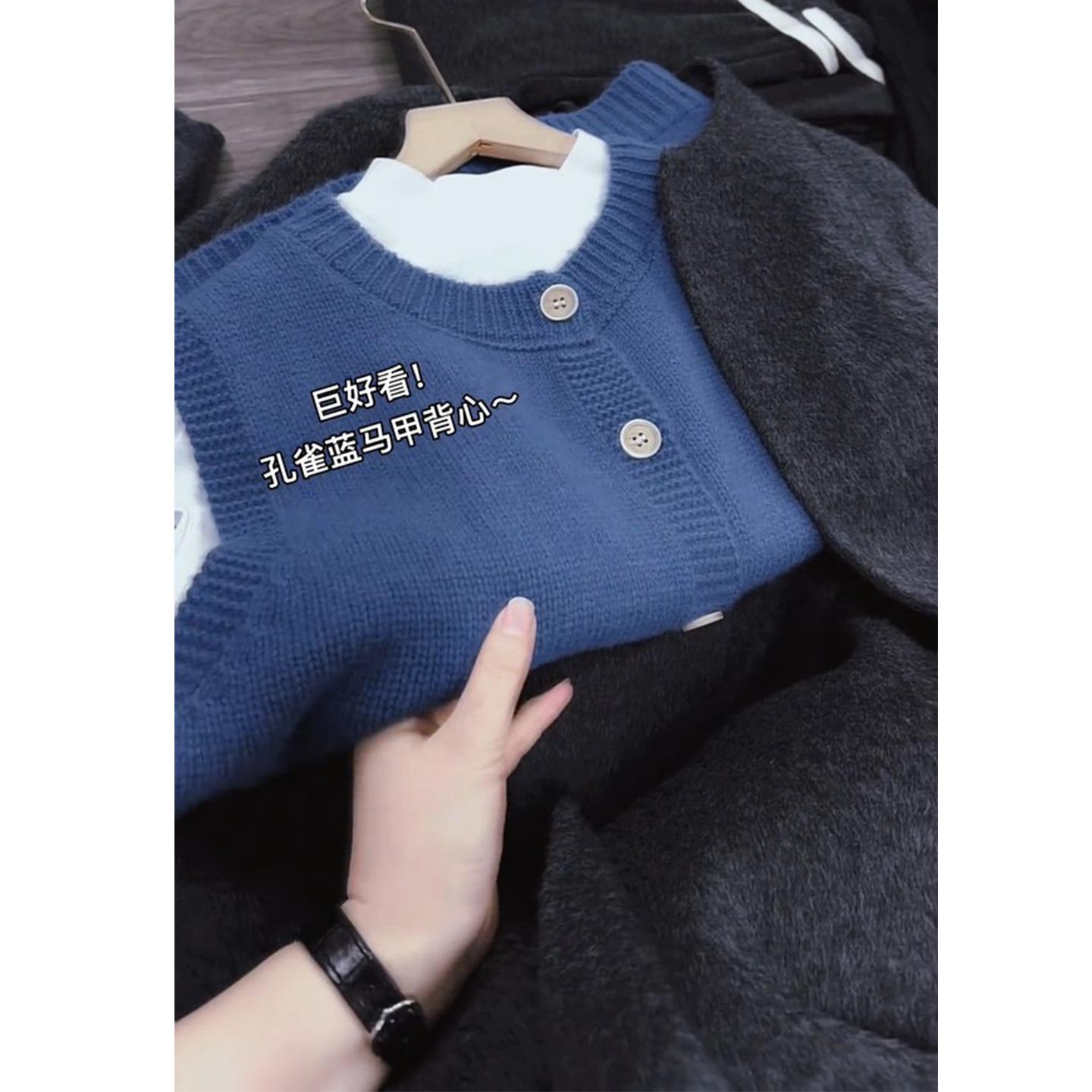 Chic Korean Blue Sweater: Slim Fit Knit Vest/Cardigan for Women - Perfect for Autumn/Winter Layering 2XL (125-140 jin)
Chic Korean Blue Sweater: Slim Fit Knit Vest/Cardigan for Women - Perfect for Autumn/Winter Layering 2XL (125-140 jin)