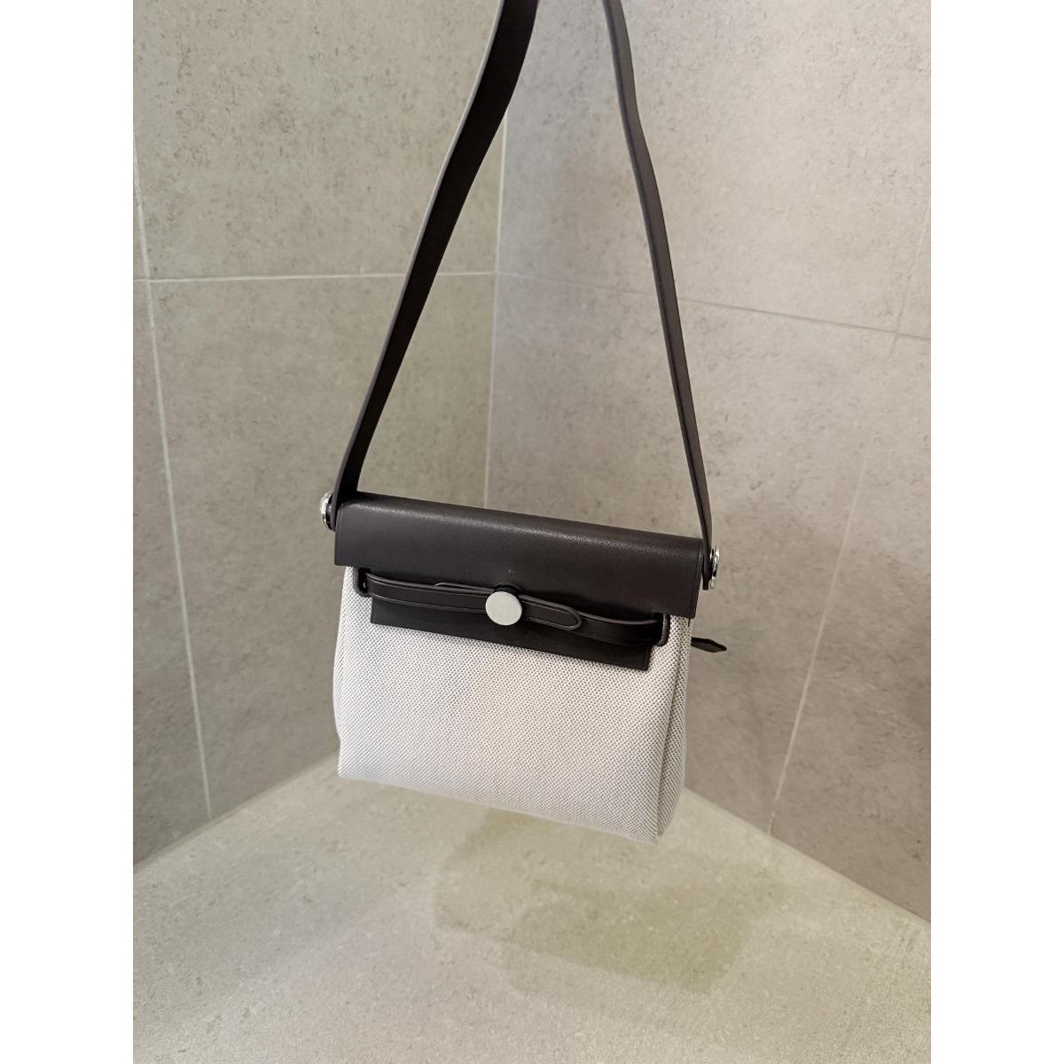 2025 New Authentic Leather Women s Bag Crossbody High-end Popular Cowhide Canvas Fashionable 19x6x17CM
2025 New Authentic Leather Women s Bag Crossbody High-end Popular Cowhide Canvas Fashionable 19x6x17CM
