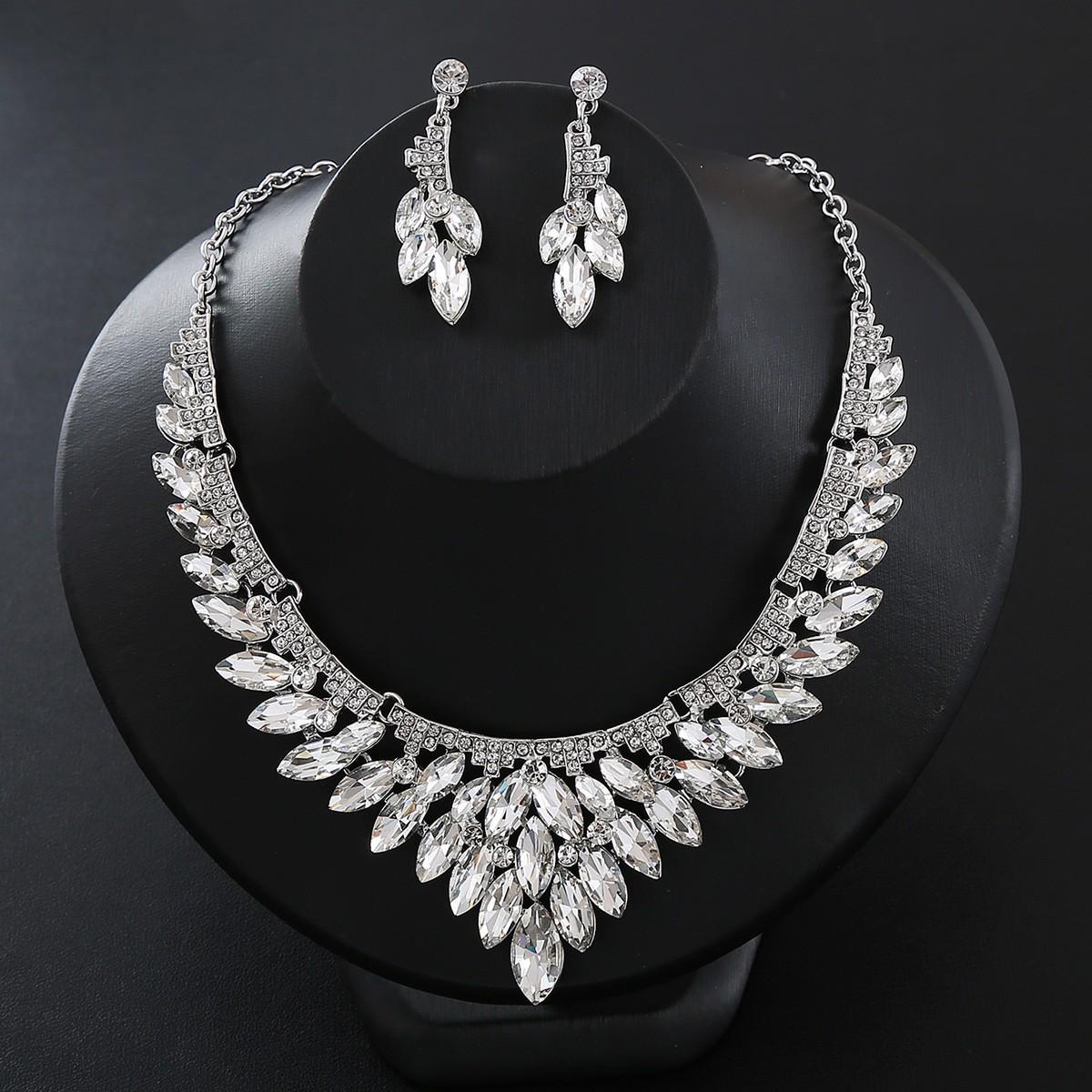 European and American Luxury Alloy Jewelry Set Bridal Banquet Dress Crystal Necklace Earrings Fashion Versatile Jewelry
European and American Luxury Alloy Jewelry Set Bridal Banquet Dress Crystal Necklace Earrings Fashion Versatile Jewelry