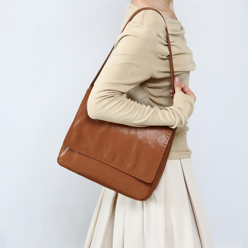 Flip-top Postman Bag Fashionable Genuine Leather Women s Bag Single-shoulder Bag One Size
Flip-top Postman Bag Fashionable Genuine Leather Women s Bag Single-shoulder Bag One Size