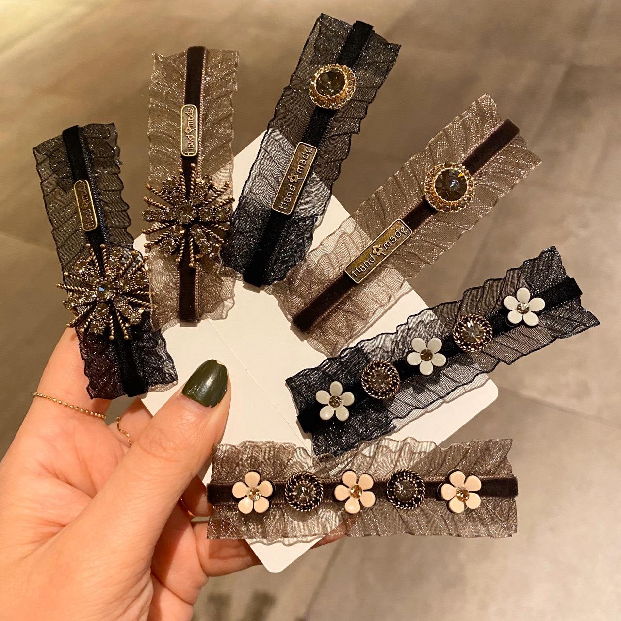Retro Lace Barrettes Hairpins Set for Women Handmade Korea Fashion Newest Black Silk Acrylic Floral Hair Clips Headdress
Retro Lace Barrettes Hairpins Set for Women Handmade Korea Fashion Newest Black Silk Acrylic Floral Hair Clips Headdress