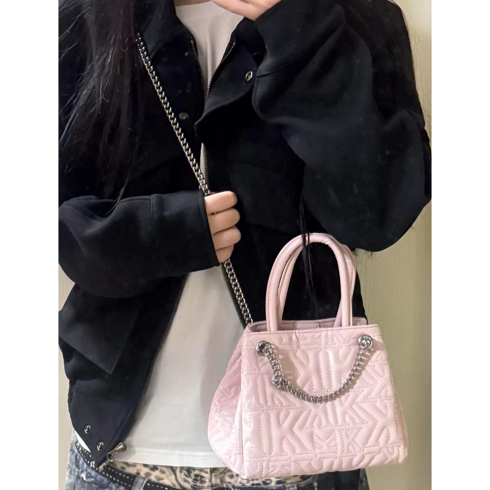Sweet Cute Pink Bucket Handbag Women PU Leather Large Capacity Shoulder Bag Ladies Chain Y2K Harajuku Luxury Crossbody Bags Chic 19x15x12cm
Sweet Cute Pink Bucket Handbag Women PU Leather Large Capacity Shoulder Bag Ladies Chain Y2K Harajuku Luxury Crossbody Bags Chic 19x15x12cm
