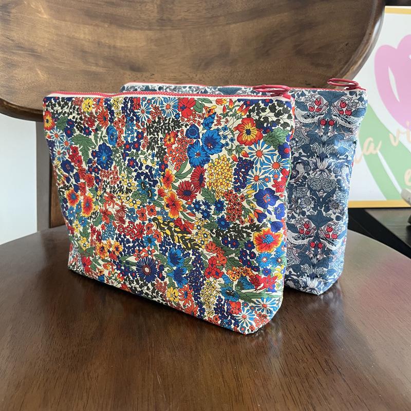 UK liberty same floral bag, portable cosmetic bag, travel storage bag, large capacity finishing bag, change bag.
UK liberty same floral bag, portable cosmetic bag, travel storage bag, large capacity finishing bag, change bag.
