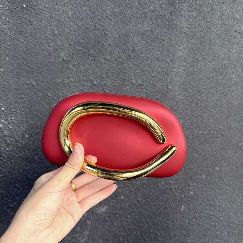 Metal Chain, Letter Box Bag, Small Square Bag, Banquet Versatile Mobile Phone Clutch Messenger Bag 18.5*6.5*10 красный
Metal Chain, Letter Box Bag, Small Square Bag, Banquet Versatile Mobile Phone Clutch Messenger Bag 18.5*6.5*10 красный