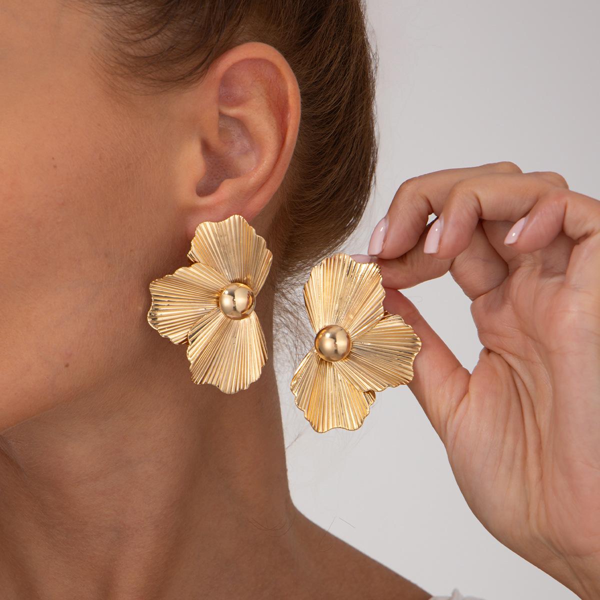 New Metal Flower Gold Copper Color Bilayer Earrings for Women Vintage Floral Irregular Pendant Earrings Zircon Gift Wholesale
New Metal Flower Gold Copper Color Bilayer Earrings for Women Vintage Floral Irregular Pendant Earrings Zircon Gift Wholesale