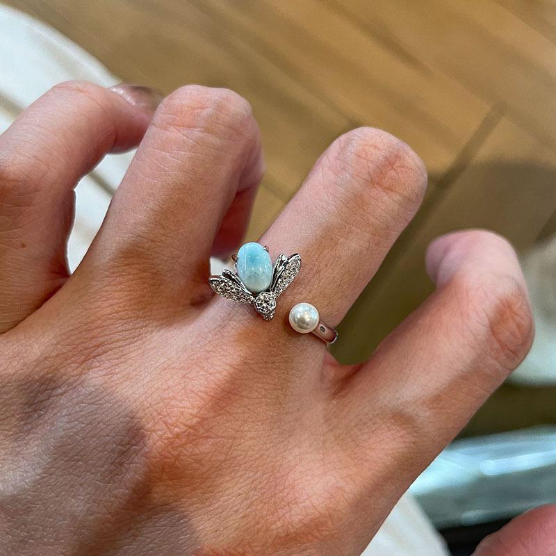 Creative pearl inlay diamonds sea patterned stone blue ring high-end and elegant and cute little bee rings for women jewelry resizable
Creative pearl inlay diamonds sea patterned stone blue ring high-end and elegant and cute little bee rings for women jewelry resizable
