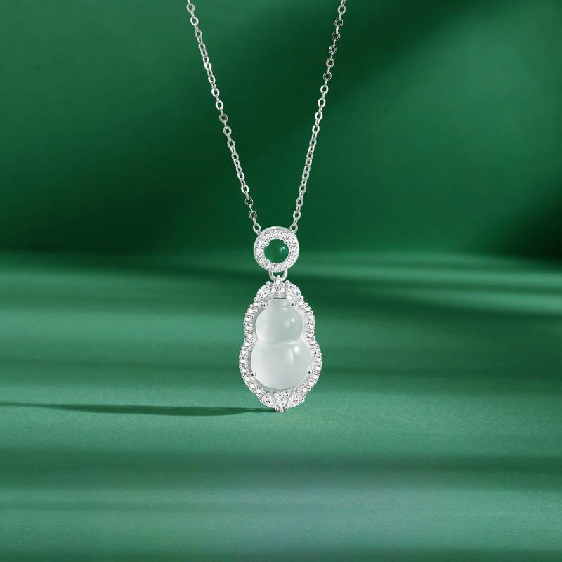 Gourd necklace women s light luxury niche flash diamond Guochao retro new Chinese style necklace
Gourd necklace women s light luxury niche flash diamond Guochao retro new Chinese style necklace