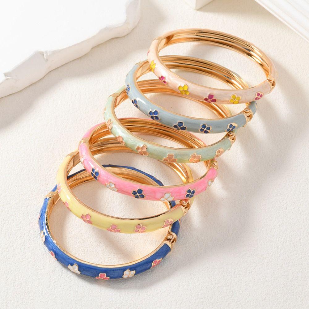 Traditional Vintage Cloisonne Bangle Enamel Women s Hand Bracelet Hollow Out Flower Bangle Woman Style 2
Traditional Vintage Cloisonne Bangle Enamel Women s Hand Bracelet Hollow Out Flower Bangle Woman Style 2
